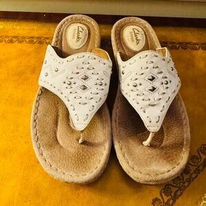 Clarks Artisan Womens Leather White Thong Studded Boho Walking Sandals Size 9